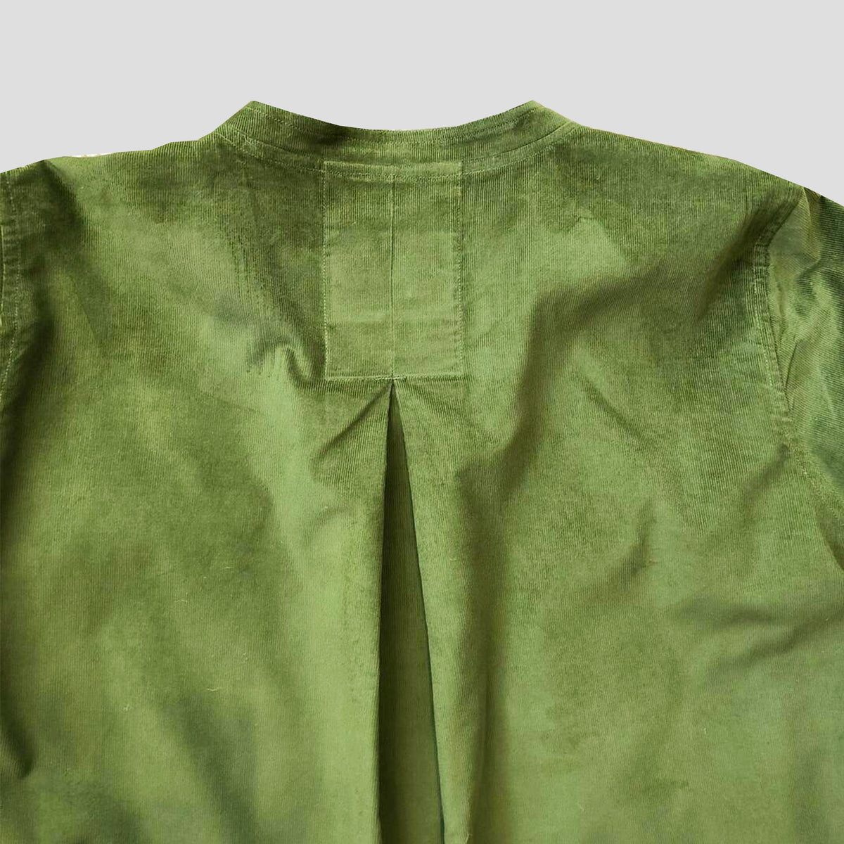 Pocketed overshirt in soft cord green