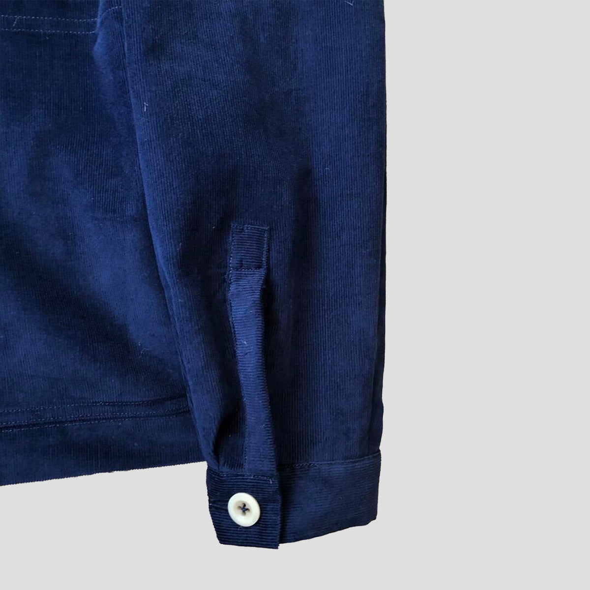 Pocketed overshirt in soft cord navy