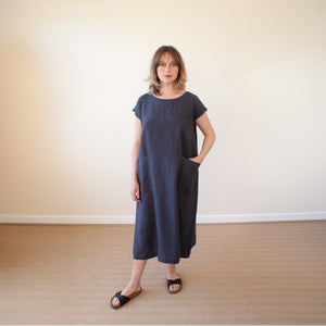 Simple dress -charcoal linen – PAJOTTEN